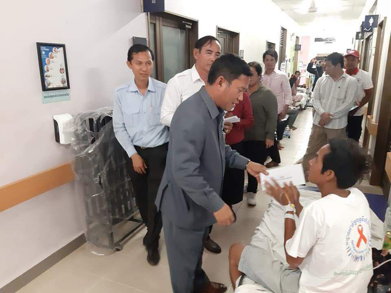 ឯកឧត្តម វ៉ី សំណាង អភិបាល នៃ​គណៈ​អភិបាលខេត្ត និង​ជា​ប្រធាន​សាខា​កាកបាទក្រហមកម្ពុជា​ខេត្ត​កំពង់ស្ពឺ អញ្ជើញ​ចុះ​សួរសុខទុក្ខ​បងប្អូន​កម្មករ កម្មការិនី ដែល​រងគ្រោះ​ដោយសារ​ឧបទ្ទវហេតុ​បាក់ស្រុត​អគារ​៧​ជាន់ នៅ​ខេត្ត​ព្រះសីហនុ