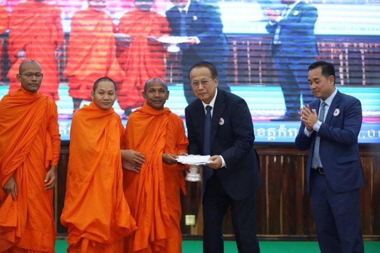 សាខា​កាកបាទក្រហមកម្ពុជា ខេត្ត​កំពង់ចាម ប្រារព្ធ​ពិធី ប្រគល់​-​ទទួល ថវិកា​សប្បុរសធម៌ អបអរ​ខួប​លើក​ទី ១៦០ ទិវា​ពិភពលោក​កាកបាទ​ក្រហម អឌ្ឍចន្ទ​ក្រហម ៨ ឧសភា ២០២៣