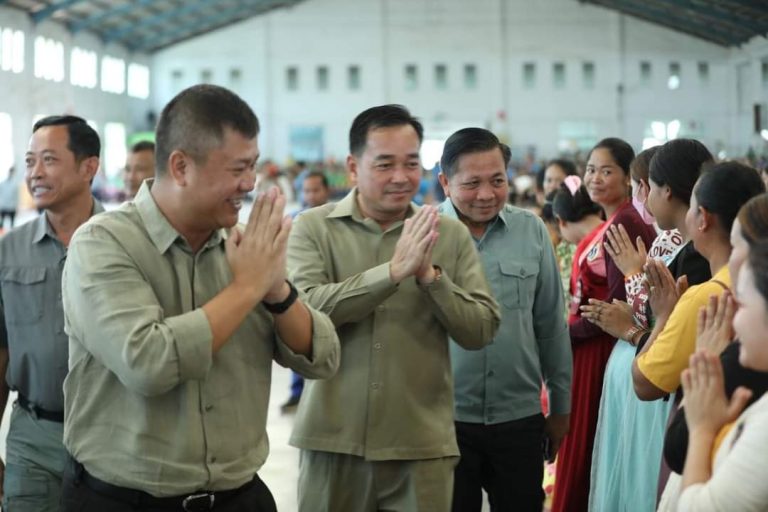 ​អភិបាលខេត្ត​កំពង់ចាម បាន​អញ្ជើញ​ចូលរួម​ក្នុង​ពិធី​សំណេះសំណាល​ជាមួយ​កម្មករ កម្មការិនី​ក្នុង​រោងចក្រ​កាត់ដេរ​ស្បែកជើង កា​លីន​តុ​ន​