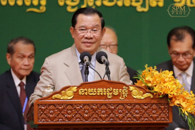 សម្តេច​តេជោ ហ៊ុន សែន អញ្ជើញ​ប្រគល់​សញ្ញាបត្រ ជូន​និស្សិត​សុខាភិបាល​ជាង​១​ពាន់​នាក់​