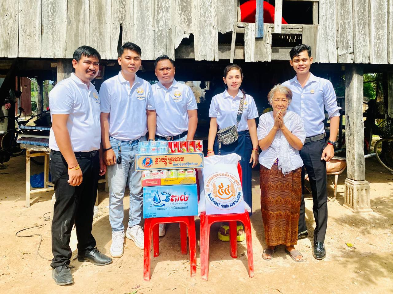ក្រុមការងារ​សមាគម​យុវជន ទិសអាគ្នេយ៍​សាខា​ខេត្ត​កំពត នាំយក​អំណោយ​ជា​គ្រឿងឧបភោគ​បរិភោគ និង​ថវិកា មួយចំនួន ឧបត្ថម្ភ​ដល់​គ្រួសារ ០១ គ្រួសារនៅក្នុង​ភូមិ​ពោធិ៍​ភ្លុក  ឃុំ​ធា​យ ស្រុក​បាភ្នំ ខេត្ត​ព្រៃវែង  និង​ចូល​បុណ្យ​គំរប់​ខួប ០១ ឆ្នាំ