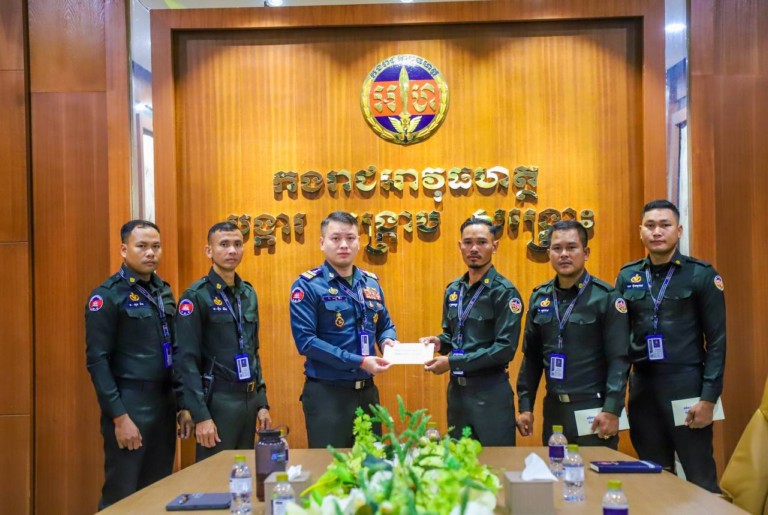 ​កម្លាំង​វរ​អន្តរាគមន៍ កងរាជអាវុធហត្ថ​រាជធានី​ភ្នំពេញ ដែល​ត្រៀម​ទៅ​ហ្វឹកហាត់​បាញ់កាំភ្លើង នៅ​ប្រទេស​វៀតណាម ទទួលបាន​ការយកចិត្ត​ទុកដាក់​ពី​ឧត្តមសេនីយ៍ឯក រ័ត្ន ស្រ៊ាង​!