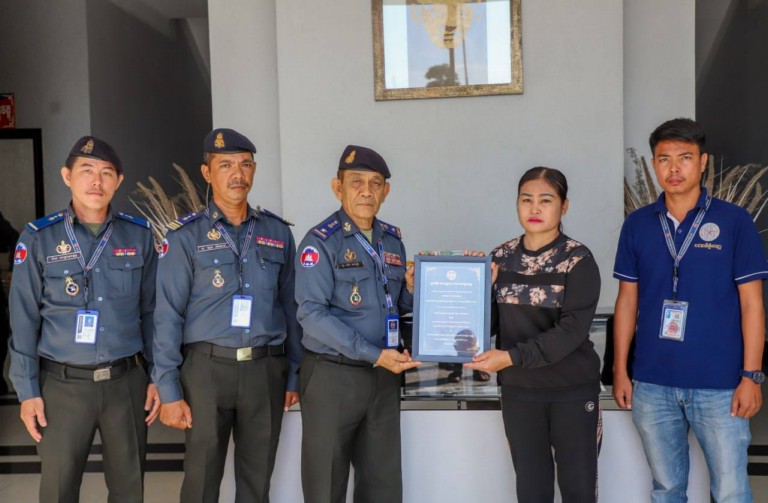 ​ថវិកា​មូលនិធិ​មហា​គ្រួសារ​កងរាជអាវុធហត្ថ ត្រូវបាន​ប្រគល់ជូន​គ្រួសារ​សព​សមាជិក​មន្ត្រី អាវុធហត្ថ​រាជធានី​ភ្នំពេញ​!