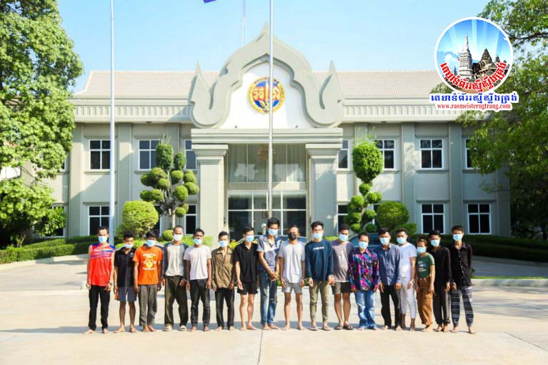 ​អាវុធហត្ថ​រាជធានី​ភ្នំពេញ ឃាត់​ខ្លួន​សង្ស័យ​ប្រុស​ស្រី​១៤​នាក់ បញ្ជូនទៅ​តុលាការ​ពាក់ព័ន្ធ​ករណី​គ្រឿងញៀន​!