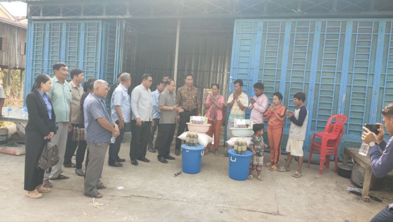 លោក ឌី​ម សុខុន អនុប្រធាន​ក្រុមការងារ​ចុះ​មូលដ្ឋាន​ស្រុក​ច្រិត​បុរី និង​លោក យិន វណ្ណៈ អភិបាល នៃ​គណៈ​អភិបាលស្រុក​ចិត្រ​បុរី តំណាង ឯកឧត្ដម សុខ ចាន់​ភក្ដី ប្រធាន​ក្រុមការងារ​ចុះ​មូលដ្ឋាន​ស្រុក​ចិត្រ​បុរី នាំយក​អំណោយ​ជា​សម្ភារៈ និង​ថវិកា ដែលជា​ជំនួយ​របស់​ឯកឧត្តម​ប្រធាន និង​ក្រុមការងារ​ចុះ​មូលដ្ឋាន​ស្រុក​ចិត្រ​បុរី ទៅ​ប្រគល់ជូន​គ្រួសារ​រងគ្រោះ​ដោយ​អគ្គីភ័យ​ចំនួន​០២​គ្រួសារ នៅក្នុង​ភូមិ​ព្រែក​តាអាំ ឃុំ​បុស​លាវ​