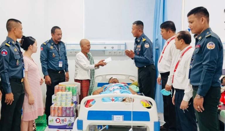 មេបញ្ជាការ អាវុធហត្ថ​ខណ្ឌ​ព្រែក​ព្នៅ ចុះសួរសុខទុក្ខ​សមាជិក ដែល​បាន​ជួប​គ្រោះថ្នាក់​ចរាចរណ៍​!