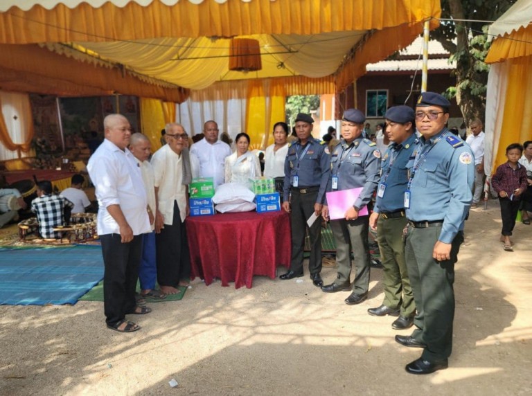 ក្រុមការងារ អាវុធហត្ថ​ខណ្ឌ​ពោធិ៍​សែន​ជ័យ ចូលរួម​រំលែក​ទុក្ខ​ដល់​គ្រួសារ​សមាជិក ដែល​ម្តាយ​របស់​លោក​ទទួលមរណៈភាព​!