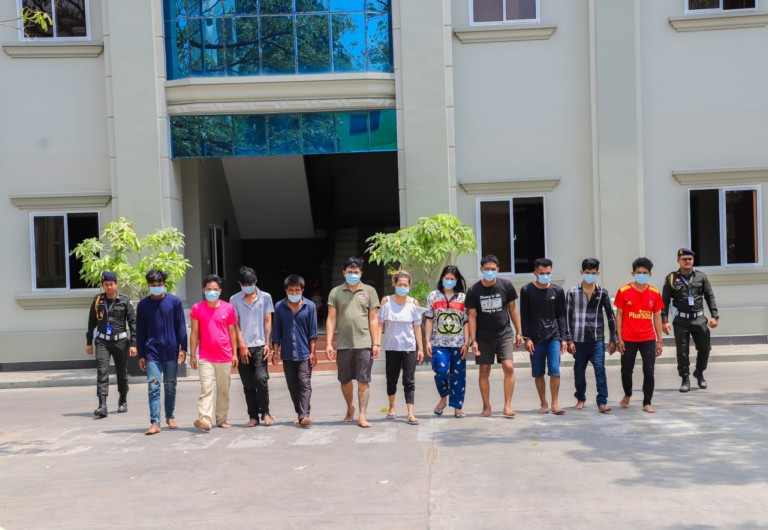 អាវុធហត្ថ​រាជធានី​ភ្នំពេញ ឃាត់ខ្លួន​ជនសង្ស័យ​ប្រុស​ស្រី​១១​នាក់ បញ្ជូនទៅ​តុលាការ និង​មណ្ឌល​កែប្រែ​ឱកាស​ខ្ញុំ ពាក់ព័ន្ធ​ករណី​គ្រឿងញៀន​!
