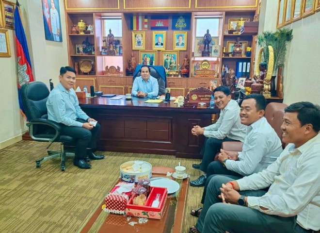 ឯកឧត្តម សុខ ចាន់​ភក្តី អនុញ្ញាត​អោយ ឯកឧត្តម ហេង រតនះ ទីប្រឹក្សា​ក្រសួង​ព័ត៌មាន ជំនួយ​ការកសាង​បណ្តាញ​យុវជន​ក្នុង​វិស័យ​ព័ត៌មាន របស់​ក្រសួង​ព័ត៌មាន និង​ជា​ប្រធាន​ក្រុមការងារ​រាជរដ្ឋាភិបាល​ចុះ​មូលដ្ឋាន​ឃុំ​ថ្ម​គ្រែ ស្រុក​ចិត្រ​បុរី ខេត្ត​ក្រចេះ និង​សហការី​ក្រុមការងារ ចូលជួប​រាយការណ៍​ពី​វឌ្ឍនភាព​ការងារ និង​ពិភាក្សា​ការងារ​ចុះ​មូលដ្ឋាន​ឃុំ