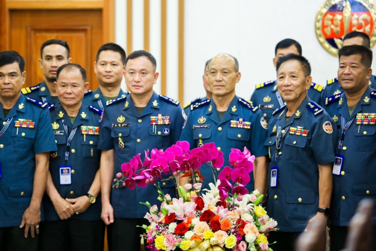 លោក​ឧត្តមសេនីយ៍ឯក រ័ត្ន ស្រ៊ាង មេបញ្ជាការរង កងរាជអាវុធហត្ថ​លើ​ផ្ទៃ​ប្រទេស និង​ជា​មេបញ្ជាការ កងរាជអាវុធហត្ថ​រាជធានី​ភ្នំពេញ បាន​ដឹកនាំ មេបញ្ជាការរង កងរាជអាវុធហត្ថ​រាជធានី ព្រមទាំង​មេបញ្ជាការ​មូលដ្ឋាន អាវុធហត្ថ​ខណ្ឌ​ទាំង​១៤ លោក​ឧត្តមសេនីយ៍ឯក រ័ត្ន ស្រ៊ាង មេបញ្ជាការរង កងរាជអាវុធហត្ថ​លើ​ផ្ទៃ​ប្រទេស និង​ជា​មេបញ្ជាការ កងរាជអាវុធហត្ថ​រាជធានី​ភ្នំពេញ បាន​ដឹកនាំ មេបញ្ជាការរង កងរាជអាវុធហត្ថ​រាជធានី ព្រមទាំង​មេបញ្ជាការ​មូលដ្ឋាន អាវុធហត្ថ​ខណ្ឌ​ទាំង​១៤ ចូល​គោរព​ជូនពរ លោកនាយ​ឧត្តមសេនីយ៍ សៅ សុខា