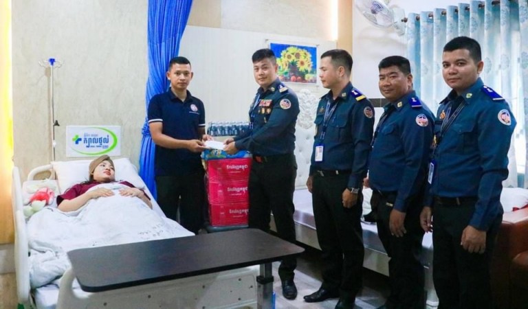 ក្រុមការងារ អាវុធហត្ថ​រាជធានី​ភ្នំពេញ នាំយក​អំណោយ​ចុះសួរសុខទុក្ខ គ្រួសារ​សមាជិក ដែល​មាន​ប្រពន្ធ​ទើប​សម្រាលកូន​!