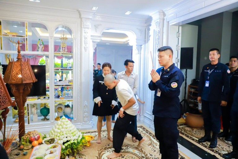 លោក​វរសេនីយ៍ឯក សៀ ទីន បាន​ដឹកនាំ​ក្រុមការងារ អាវុធហត្ថ​រាជធានី​ភ្នំពេញ ចូលរួម​រំលែក​ទុក្ខ​ដ៏​ក្រៀមក្រំ ដល់​គ្រួសារ​សព លោក ឈួ​រ ឈុន​ហួរ ស្វាមី​ម្ចាស់​ប្រេន Lakamo!