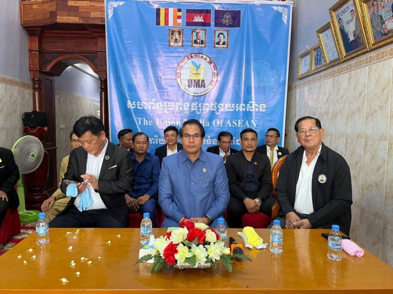 ឯកឧត្តម សុខ ចាន់​ភក្តី តំណាង​ដ៏​ខ្ពង់ខ្ពស់ ឯកឧត្តម នេត្រ  ភ​ក្ត្រា  រដ្ឋមន្ត្រីក្រសួង​ព័ត៌មាន ចូលរួម​ជា​គណៈអធិបតី ក្នុង​ពិធី​សិក្ខាសាលា​ស្ដីពី ស្ថានភាព​បច្ចុប្បន្ន​របស់​សារព័ត៌មាន និង​ក្រមសីលធម៌​វិជ្ជាជីវៈ​សារព័ត៌មាន រៀបចំ​ដោយ​ការិយាល័យ​ទំនាក់ទំនង​ព្រំដែន​នៃ​សហព័ន្ធ​ផ្សព្វផ្សាយ​អាស៊ាន