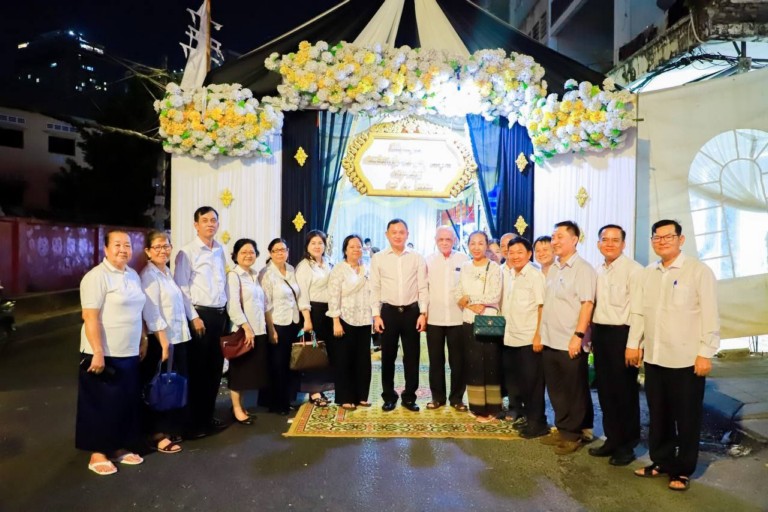 អតីត​សិស្ស​សាលា​បាក់​ទូក​ទសវត្សរ៍​ឆ្នាំ​១៩៨០​មួយក្រុម ចូលរួម​បុណ្យសព អតីត​អ្នកគ្រូ​ជីវវិទ្យា ជើងចាស់​០១​រូប​!