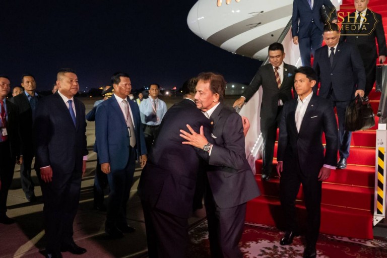 សម្ដេច​តេជោ ហ៊ុន សែន អញ្ជើញ​ទទួល ព្រះ​ចៅ​ស៊ុល​តង់ ហា​ជី ហាសិ​នណល់ ប៊ូល​ហ្កះ ព្រះមហាក្សត្រ នៃ​ប្រទេស​ប្រ៊ុយណេ ដា​រូ​សា​ឡឹម​