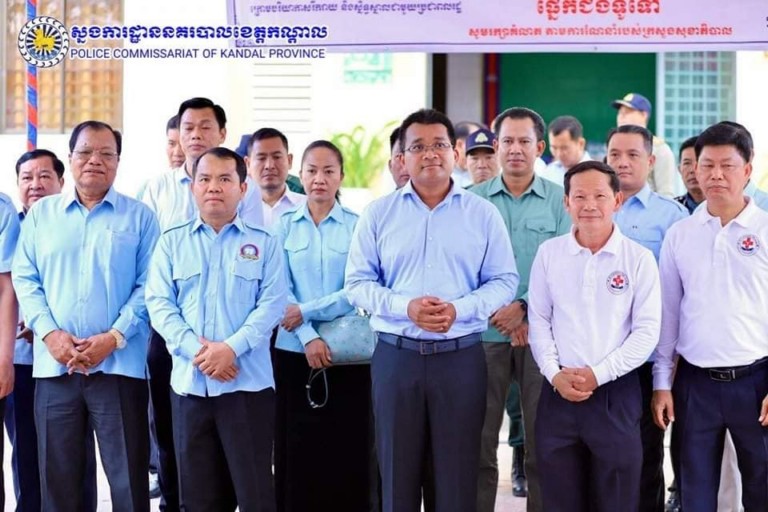 លោក​ឧត្តមសេនីយ៍ទោ ឈឿន សុ​ចិត្ត អញ្ជើញ​ចូលរួម​និង​ដឹកនាំ​កងកម្លាំង​នគរបាល​ក្រោម​ឱវាទ ការពារ​សន្តិសុខ សណ្តាប់ធ្នាប់​ជូន​ក្រុម​គ្រូពេទ្យ​ស្ម័គ្រចិត្ត​ឯកឧត្តម ហ៊ុន ម៉ា​នី ឧបនាយករដ្ឋមន្ត្រី រដ្ឋមន្ត្រីក្រសួង​មុខងារសាធារណៈ ចុះ​មក​ពិនិត្យ​ព្យាបាល​ចែក​ឱសថ​ដោយ​ឥតគិតថ្លៃ​ជូន​ប្រជាពលរដ្ឋ នៅ​វិទ្យាល័យ​ហ៊ុន​សែន​កោះធំ​