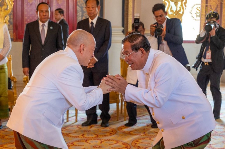 សម្តេចអគ្គមហាសេនាបតីតេជោ ហ៊ុន សែន ប្រធានព្រឹទ្ធសភានៃព្រះរាជាណាចក្រកម្ពុជា ប្រធានក្រុមឧត្តមប្រឹក្សាផ្ទាល់ព្រះមហាក្សត្រ និងជាប្រធានគណបក្សប្រជាជនកម្ពុជា គោរពថ្វាយព្រះពរ ព្រះករុណា ព្រះបាទ សម្តេចព្រះបរមនាថ នរោត្តម សីហមុនី ព្រះមហាក្សត្រនៃព្រះរាជាណាចក្រកម្ពុជា ក្នុងឱកាសដ៏មហានក្ខត្តឫក្សខួបលើកទី ២០ នៃការគ្រងរាជសម្បត្តិជាព្រះមហាក្សត្រនៃព្រះរាជាណាចក្រកម្ពុជា៕