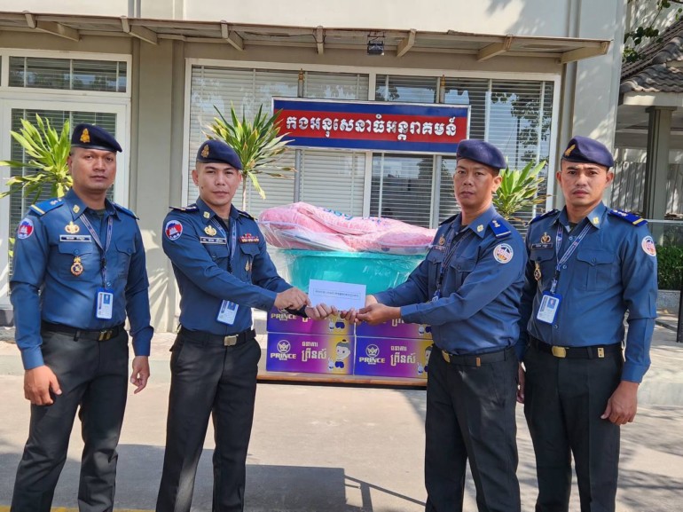 ​ក្រុមការងារ អាវុធហត្ថ​រាជធានី​ភ្នំពេញ ប្រគល់​អំណោយ​ជូន​ដល់​សមាជិក​ចំនួន​២​នាក់ សមាជិក​មាន​ប្រពន្ធ​ទើប​សម្រាលកូន​!