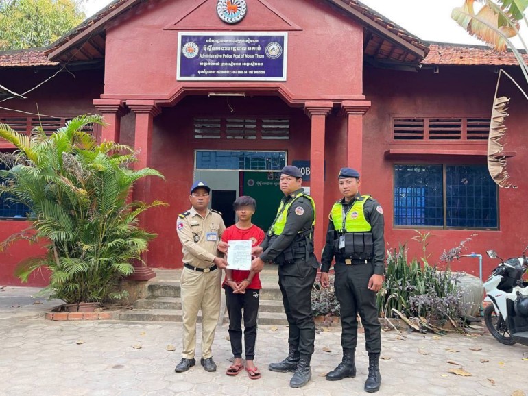 អាវុធហត្ថ​ខេត្ត​សៀមរាប បង្ក្រាប​បាន​ក្មេង​ទំនើង​ម្នាក់ ពាក់ព័ន្ធ​ករណី​ហិង្សា​ដោយ​ចេតនា និង​បំផ្លិចបំផ្លាញ​ទ្រព្យសម្បត្តិ​អ្នកដទៃ​!