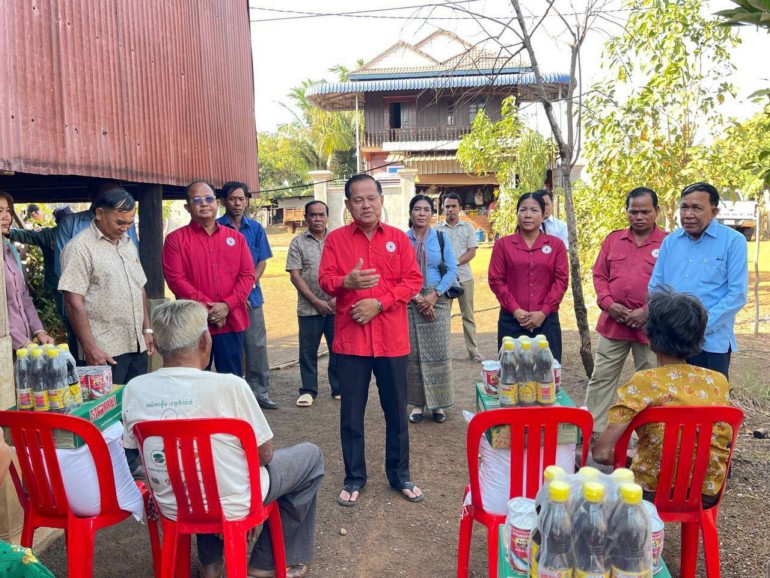 ​អភិបាល​ស្រុក​តាំងគោក នាំយក​អំណោយ​មនុស្សធម៌​កាកបាទក្រហមកម្ពុជា ចែកជូន​ប្រជាពលរដ្ឋ​ដែលមាន​ជីវភាព​ខ្វះខាត​៣១​គ្រួសារ​