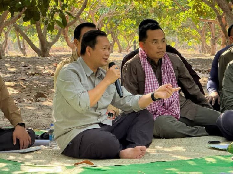 សម្តេច​ធិបតី នាយករដ្ឋមន្ត្រី ចុះ​ជួប​សំណេះសំណាល​ជាមួយ​ប្រជា​សហគមន៍ និង​ពិនិត្យ​វឌ្ឍនភាព​នៃ​ការរៀបចំ​សហគមន៍​កសិកម្ម​ទំនើប​ប្រាសាទ​សំបូរ​រុងរឿង