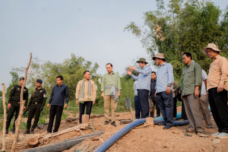 ​ឯកឧត្តម អភិបាល​ខេត្ត​ក្រចេះ វ៉ា ថន អមដំណើរ ឯកឧត្តម នេត្រ ភ​ក្ត្រា និង​ឯកឧត្តម ស្យា​ហា​រ៉ូ​ឌីន ប៊ីន អ៊​ន (Shaharuddin Bin Onn) អញ្ជើញ​ជួប​សំណេះសំណាល និង​ជួយ​បូមទឹក​ពី​ទន្លេ ដើម្បី​ជួយសង្គ្រោះ​ស្រែ នៅ​ឃុំ​ព្រែក​សា​ម៉ាន់ ស្រុក​ឆ្លូង​