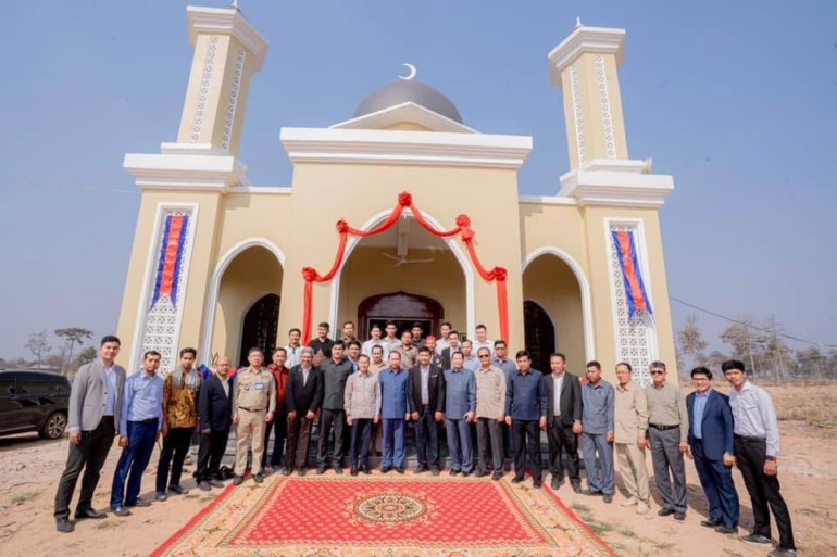 សម្ពោធ​ដាក់​ឱ្យ​ប្រើប្រាស់​វិហារ​អ៊ិស្លាម​តម្លៃ ៧ ម៉ឺន​ដុល្លារ​ដែល​ជា​អំណោយ​របស់​អង្គការ​មូលនិធិ​អ៉ី​ម៉ាន់​កម្ពុជា​ជូន​បងប្អូន​ប្រជា​ពលរដ្ឋ​ខ្មែរ​ឥស្លាម​នៅ​ស្រុក​អូរ​គ្រៀង​សែន​ជ័យ ក្រោម​អធិបតីភាព​ឯកឧត្តម នេត្រ ភ​ក្ត្រា និង​ឯកឧត្តម Shaharuddin Onn