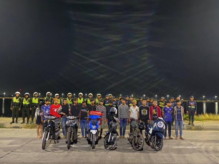 អាវុធហត្ថ​រាជធានី​ភ្នំពេញ ដាក់វិន័យ​រដ្ឋបាល ដោយ​កោស​ក់ហាត់​កីឡា ទៅ​លើ​ក្មេង​ទំនើ​ង​១៤​នាក់ បង្ហោះ​ម៉ូតូ​លើ​ផ្លូវ​សាធារណៈ​!