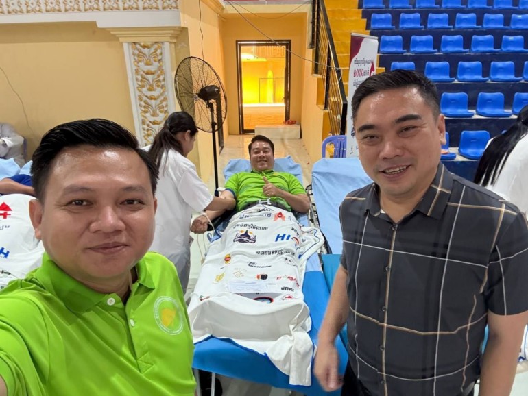 លោក​បណ្ឌិត ហោ សេរី​វឌ្ឍន៍ ប្រធាន​សម្ពន្ធ​សេដ្ឋកិច្ច​ក្រៅ​ប្រព័ន្ធ​  បាន​ដឹកនាំ​សមាជិក សមាជិកា សមាគម នៃ​សម្ពន្ធ​សេដ្ឋកិច្ច​ក្រៅ​ប្រព័ន្ធ ចូលរួម​បរិច្ចាគ​ឈាម ក្នុង​យុទ្ធនាការ​ «​យើង​រួម​គ្នា​បរិច្ចាគ​ឈាម​មួយ​ពាន់​សាក់​ដើម្បី​សង្គ្រោះ​ជីវិត​»