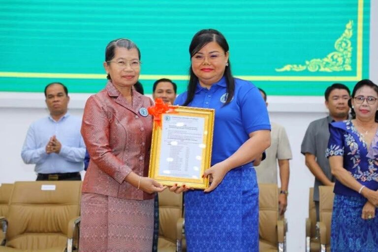 សម្តេច កិត្តិ​សង្គហ​បណ្ឌិត ម៉ែន សំអន ” ស្ត្រី​ត្រូវ​តែ​មុត​ស្រួច មាន វេហា​សព្ទ័​” ថ្លែង​ក្នុង​ពិធី​ប្រកាស​សមាសភាព​គណៈកម្មកា​រ សាខាសមាគម​នារី​កម្ពុ​ជា​ដើម្បី​សន្តិភាព និង​អភិវឌ្ឍន៍​ខេត្ត ព្រះសីហនុ​