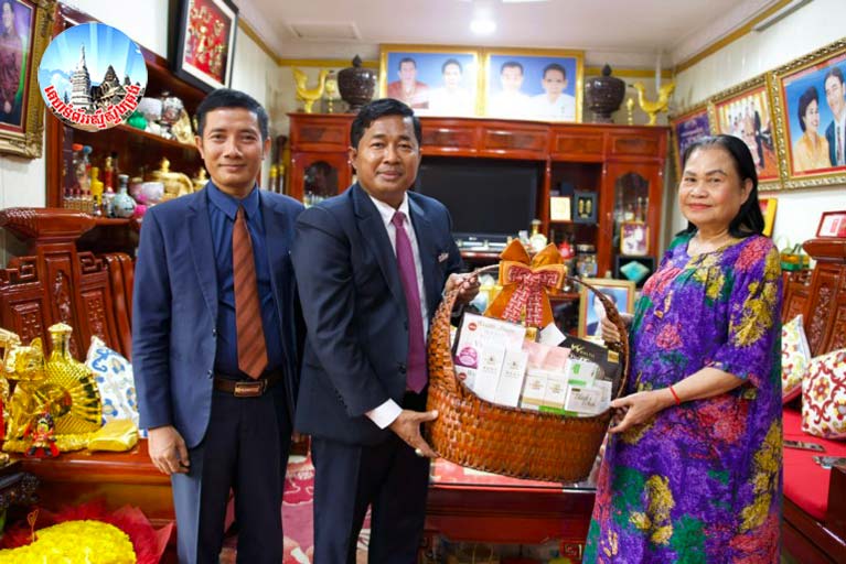 ឯកឧត្តម​បណ្ឌិត សុខ ពិ​សិទ្ធ ព្រមទាំង​សហការី ជួប​សម្ដែង​ការគួរសម​និង​សុំ​យោបល់​ពី លោកជំទាវ អគ្គ​មហា​ឧបាសិកា​ពុទ្ធ​សាសនូបត្ថម្ភក៍ ហ៊ុន ប៊ុនធឿន