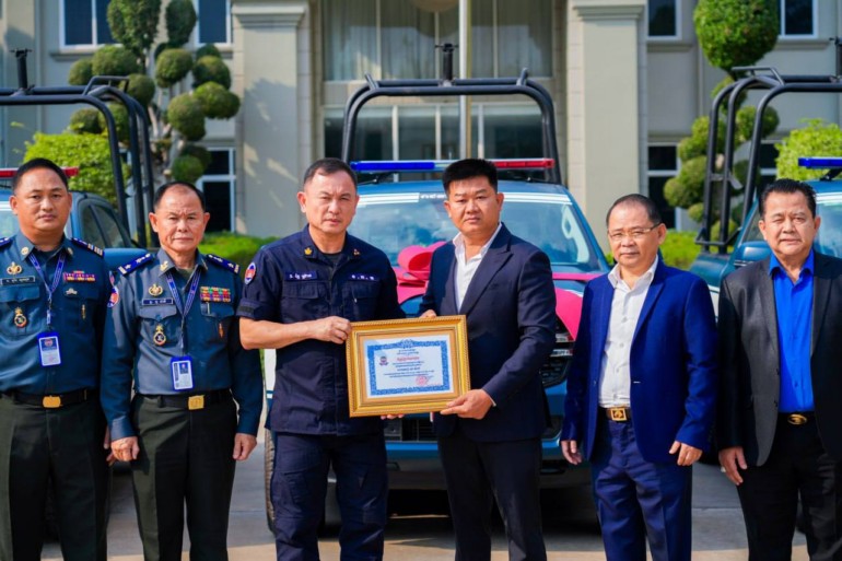 អាវុធហត្ថ​រាជធានី​ភ្នំពេញ ទទួល​រថយន្ត Ford ចំនួន ០៥​គ្រឿង ពី​លោក​ឧកញ៉ា យ៉ាំ ស៊ី​ង​ហ៊ !