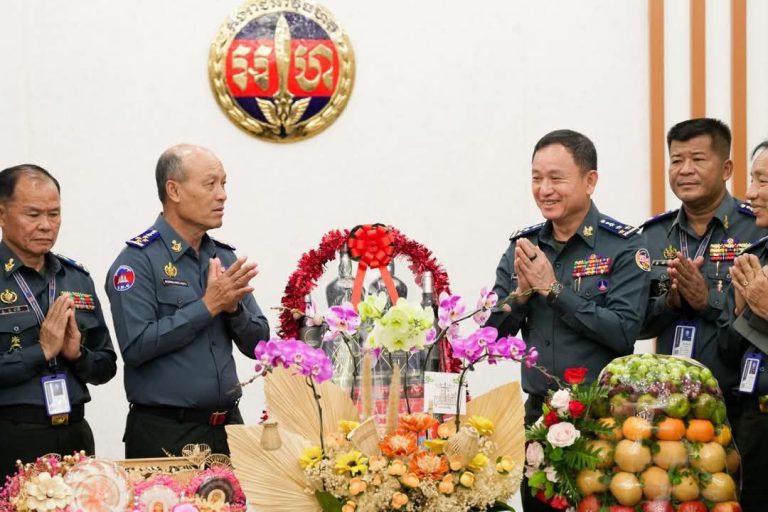 ឧត្តមសេនីយ៍ឯក រ័ត្ន ស្រ៊ាង ដឹកនាំ​មន្ត្រី​ក្រោម​ឱវាទ រួមមាន មេបញ្ជាការរង អាវុធហត្ថ​រាជធានី ព្រមទាំង​មេបញ្ជាការ​មូលដ្ឋាន អាវុធហត្ថ​ខណ្ឌ​ទាំង​១៤ តំណាងឲ្យ​អាវុធហត្ថ​រាជធានី​ភ្នំពេញ​ទាំងមូល ចូល​សូម​គោរព​ជូន​ពរ ឯកឧត្តម នាយ​ឧត្តមសេនីយ៍ សៅ សុខា​