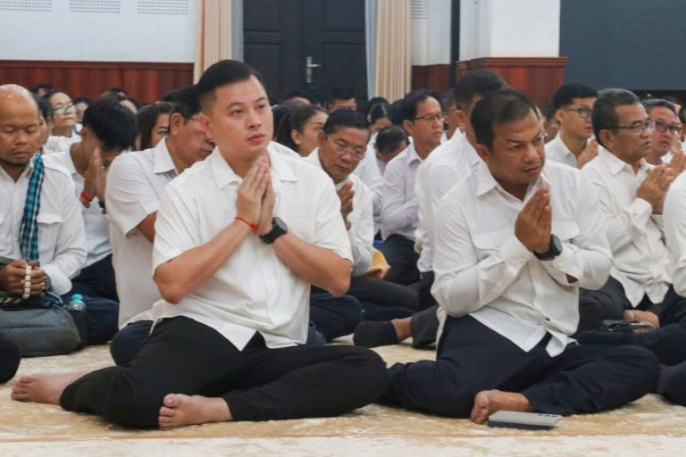 ឧត្តមសេនីយ៍ត្រី សៀ ទីន មេបញ្ជាការ កងរាជអាវុធហត្ថ​ខេត្តសៀមរាប អញ្ជើញ​ចូលរួម​ពិធីសូត្រមន្ត​ចម្រើន​នូវ​សិរី​សួស្ដី ក្នុងឱកាស​ពិធី​បុណ្យ​ចូលឆ្នាំថ្មី​ខាង​មុខ​