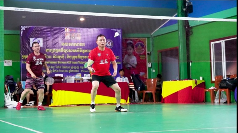 គួរឲ្យ​ចាប់​អារម្មណ៍ណាស់ ធ្លាប់​តែ​ឃើញ មេ​អាវុធហត្ថ​រាជធានី​ភ្នំពេញ ប្រកួត​វាយ​សី​ជាមួយ​ខ្មែរ​គ្នាឯង ឥឡូវ​ឈានទៅ​ប្រកួត ឈ្នះ​ក្រុម​ម៉ាឡេស៊ី ក្នុង​ការប្រកួត វាយ​គូ​បុរស អាយុ​បូក​គ្នា លើស​100​ឆ្នាំ​!