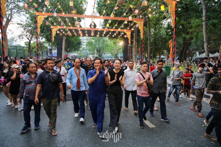 ទិដ្ឋភាព​បងប្អូន​ប្រជាពលរដ្ឋ ភ្ញៀវ​ជាតិ ភ្ញៀវ​អន្តរជាតិ សប្បាយរីករាយ​លេង​កម្សាន្ត សង្ក្រាន្ត​វត្តភ្នំ