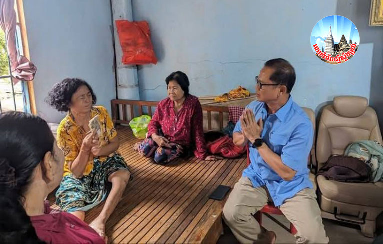 ឯកឧត្តម ង៉ូវ បូរី​ណា និង​លោក​មេឃុំ ជ្រា អេងឈុង នាំយក​អំណោយ ឯកឧត្តម​បណ្ឌិត អ៊ាង សុផល្លែត ប្រគល់ជូន និង​ចុះ​សាកសួរ​សុខទុក្ខ​លោកស្រី ធុច វ៉ាន់ឌឿន អនុប្រធាន​ភូមិ​ស្វាយ​តា​ធម្ម ឃុំ​អំពិល​តា​ពក