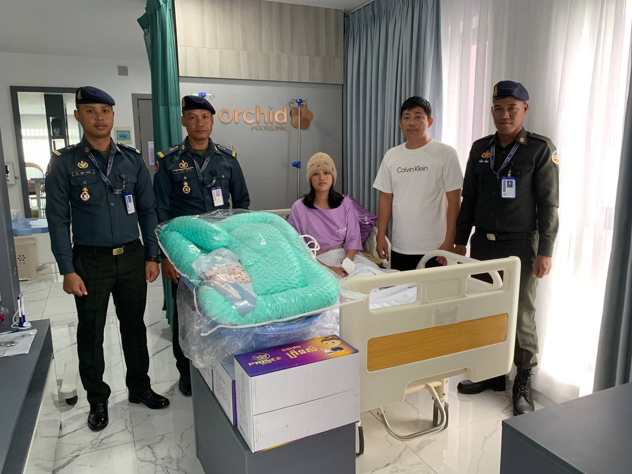 ​ក្រុមការងារ​អាវុធហត្ថ​រាជធានី​ភ្នំពេញ ប្រគល់​អំណោយ​ដល់​សមាជិក ដែល​មាន​ប្រពន្ធ​ទើប​សម្រាលកូន​!