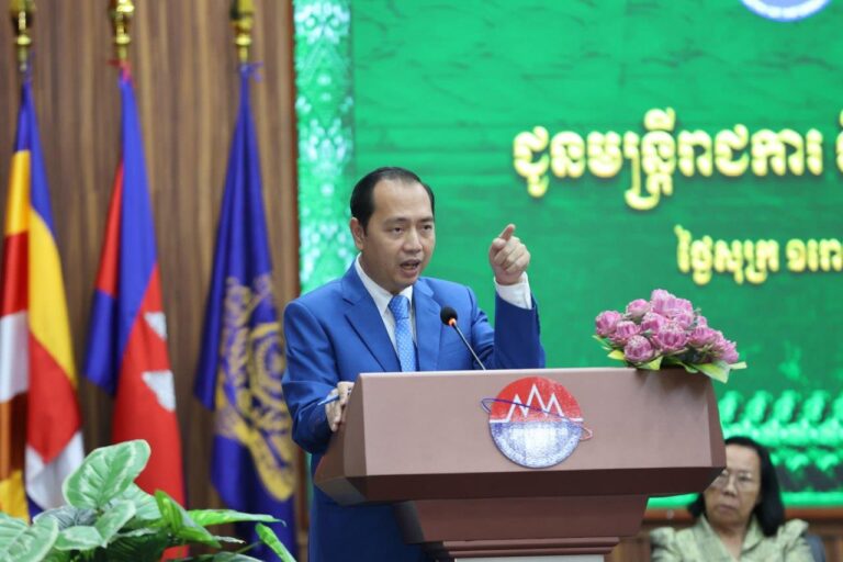 ឯកឧត្ដម នេត្រ ភ​ក្ត្រា រដ្ឋមន្ត្រីក្រសួង​ព័ត៌មាន អញ្ជើញ​ជា​អធិបតីភាព បំពាក់​មេដាយ «​សំរឹទ្ធ​ការងារ​» ជូន​ដល់ មន្ត្រីរាជការ មន្ត្រី​ជាប់​កិច្ចសន្យា នៃ​ក្រសួង​ព័ត៌មាន​ចំនួន​២៩៨​រូប​
