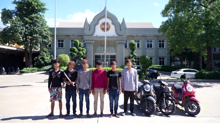 ក្មេង​ទំនើង​០២​ក្រុម កាប់​គ្នា​នៅ​ភ្នំពេញ ត្រូវ​លំបាក​ដល់​អាវុធហត្ថ​តាម​ចាប់​មក​វិញ ចេញពី​ខេត្ត​មួយ​ទៅ​ខេត្ត​មួយ បាន ០៦​នាក់​!