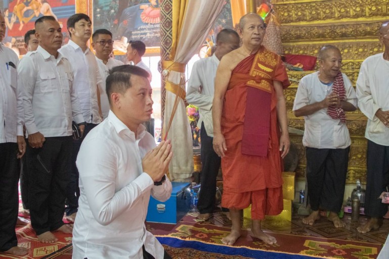 លោក ឧត្តមសេនីយ៍ត្រី សៀ ទីន ដឹកនាំ​ក្រុម​ការងារ អញ្ជើញ​ចូលរួម​កាន់បិណ្ឌ​វេន​ទី​១០ នៅ​វត្ត​កំពង់​ភ្លុក​!