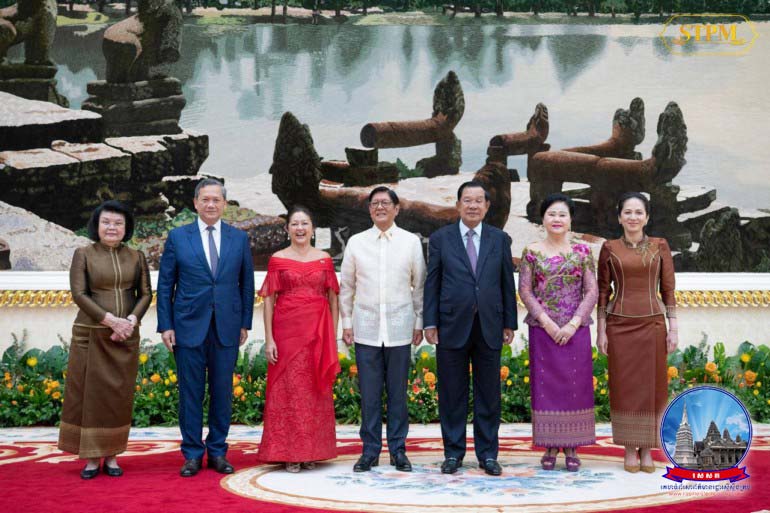 សម្តេច មហា​បវរ​ធិបតី ហ៊ុន ម៉ា​ណែ​ត និង លោកជំទាវ អញ្ជើញ​ចូលរួម ចូលរួម​ពិធី​ជប់លៀង​ផ្លូវរដ្ឋ ដែល​រៀបចំ​ដោយ សម្តេច​អគ្គមហាសេនាបតី​តេជោ ហ៊ុន សែន ប្រមុខរដ្ឋស្តីទី នៃ​ព្រះរាជាណាចក្រ​កម្ពុជា និង​សម្តេច​កិត្តិ​ព្រឹទ្ធ​បណ្ឌិត ជូន​ជា​កិត្តិយស​ចំពោះ ឯកឧត្តម ហ្វឺ​ឌីណាន់ រ៉ូ​ម៉ូល​ដេស ម៉ា​កូស ជូ​ញៀ (Ferdinand Romualdez Marcos Jr.) ប្រធានាធិបតី នៃ​សាធារណរដ្ឋ​ហ្វីលីពីន និង​លោកជំទាវ​ទី​១ លូ​អ៊ី​ស អា​រ៉ាណេតា​-​ម៉ា​កូស (Louise Araneta-Marcos)