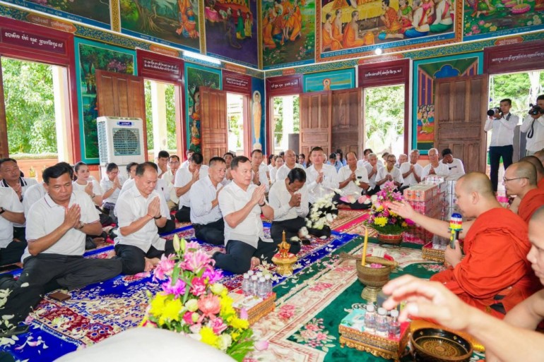 ឧត្តមសេនីយ៍ឯក រ័ត្ន ស្រ៊ាង នាំ​ទេយ្យទាន​ប្រគេន​ព្រះសង្ឃ​ក្នុងឱកាស​វេន​កាន់​បិណ្ឌ ចំនួន​០២​វត្ត ក្នុង​សង្កាត់​ព្រែកកំពឹស ខណ្ឌដង្កោ​!
