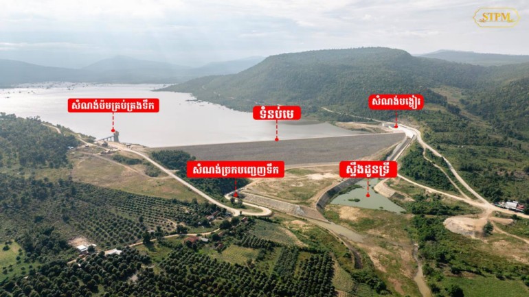 ទំនប់​ដូន​ទ្រី ជា​អាង​ស្ដុក​ទឹក​បាន​ប្រមាណ ១៦៣​លាន​ម៉ែត្រគូប ស្ថិតក្នុង​ស្រុក​រុក្ខ​គី​រី ខេត្ត​បាត់ដំបង