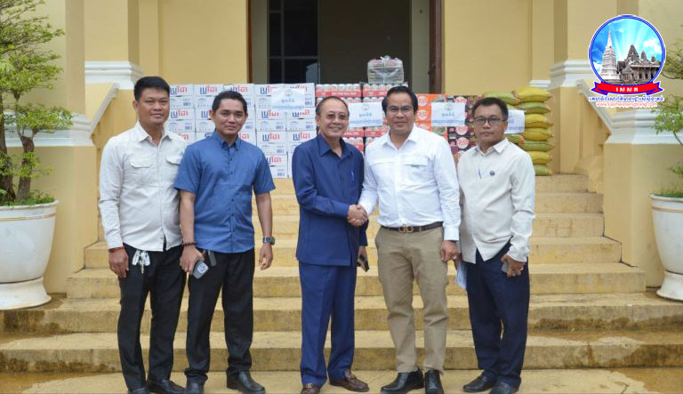 ឯកឧត្តម សុខ ចាន់ភក្តី ដឹកនាំ សហការីក្រុមការងារ និងលោក ហ៊ួត ប៉ុញ្ញា ប្រធានសមាគមសម្ព័ន្ធយុវជនដើម្បីសន្តិភាព សាខាខេត្តក្រចេះ នាំយកមូលនិធិរបស់សមាគមសម្ព័ន្ធយុវជនដើម្បីសន្តិភាព (សស.យស.)ប្រគល់ជូនរដ្ឋបាលខេត្តក្រចេះ ក្រោមអធិបតីភាពឯកឧត្តមអភិបាលខេត្ត វ៉ា ថន