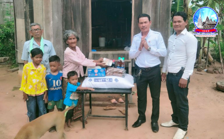 លោក ស្លេះ ហ៊ឹមលី នាំយកអំណោយសប្បុរសធម៌ប្រគល់ជូនប្រជាពលរដ្ឋជួបការលំបាកនៅខេត្តកំពង់ធំ