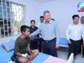 ​ឯកឧត្ដម គួច ចំរើន អភិបាលខេត្ត​កណ្តាល អញ្ជើញ​សួរសុខទុក្ខ​វរៈ​កងទ័ព​ជួរមុខ​នៅ​ព្រៃ​ចាន់ កំពុង​សម្រាក​ព្យាបាល ជំងឺគ្រុនឈាម នៅ​មន្ទីរពេទ្យបង្អែក​ជ័យជំនះ ក្រុង​តាខ្មៅ​