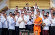 ឧត្តមសេនីយ៍ឯក រ័ត្ន ស្រ៊ាង និង​មន្ត្រីក្រោមឱវាទ អញ្ជើញ​ចូលរួម​កាន់បិណ្ឌ​ទី​៧ នៅ​វត្ត​ព្រះ​បារមី​វង្កត​បុរី​!