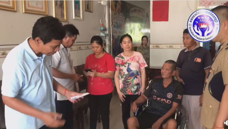 ប្រ​ធាន​សមាគម​សេរីភាព​អ្នកសារព័ត៌មាន​កម្ពុជា អញ្ជើញ​ចុះ​សួរសុខទុក្ខ និង នាំ​អំណោយ​ជូន នាយ​ប៉ុស្តិ៍​នគរបាល​សង្កាត់​ដើ​មមៀន​