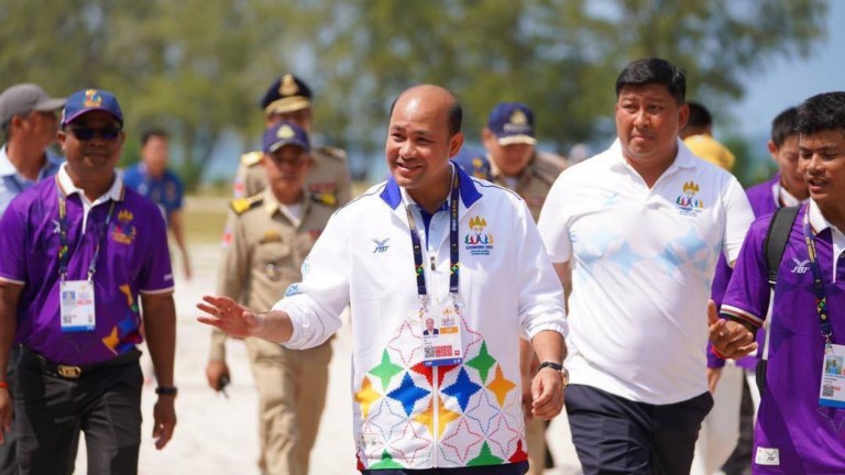 លោក ហ៊ុន ម៉ា​នី ប្រធាន​សហភាព​សហព័ន្ធ​យុវជន​កម្ពុជា អមដំណើរ​ដោយ លោក សាយ សំ​អាល់ អនុប្រធាន​សហភាព​ស​ហ​ព័ន្ធ​យុវជន​កម្ពុជា និង​ថ្នាក់ដឹកនាំ​ក្រសួង​អប់រំ យុវជន និង​កីឡា បាន​អញ្ជើញ​ចុះ​ជួប​ស្វាគមន៍ និង​ផ្តល់​កម្លាំងចិត្ត ដល់​កីឡាករ កីឡាការិនី​កម្ពុជា ព្រមទាំង​សួរសុខទុក្ខ​ក្រុមយុវជន​ស្ម័គ្រចិត្ត​សម្រាប់​ព្រឹត្តិការណ៍​ស៊ី​ហ្គេម ដែល​កំពុង​បំពេញ​ការងារ​នៅ​ខេត្ត​ព្រះសីហនុ​